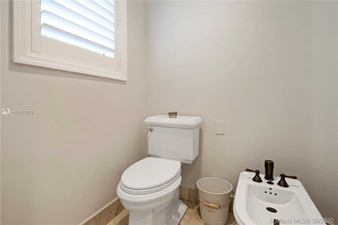 Vendido Recientemente: $1,250,000 (4 camas, 4 baños, 4060 Pies cuadrados)