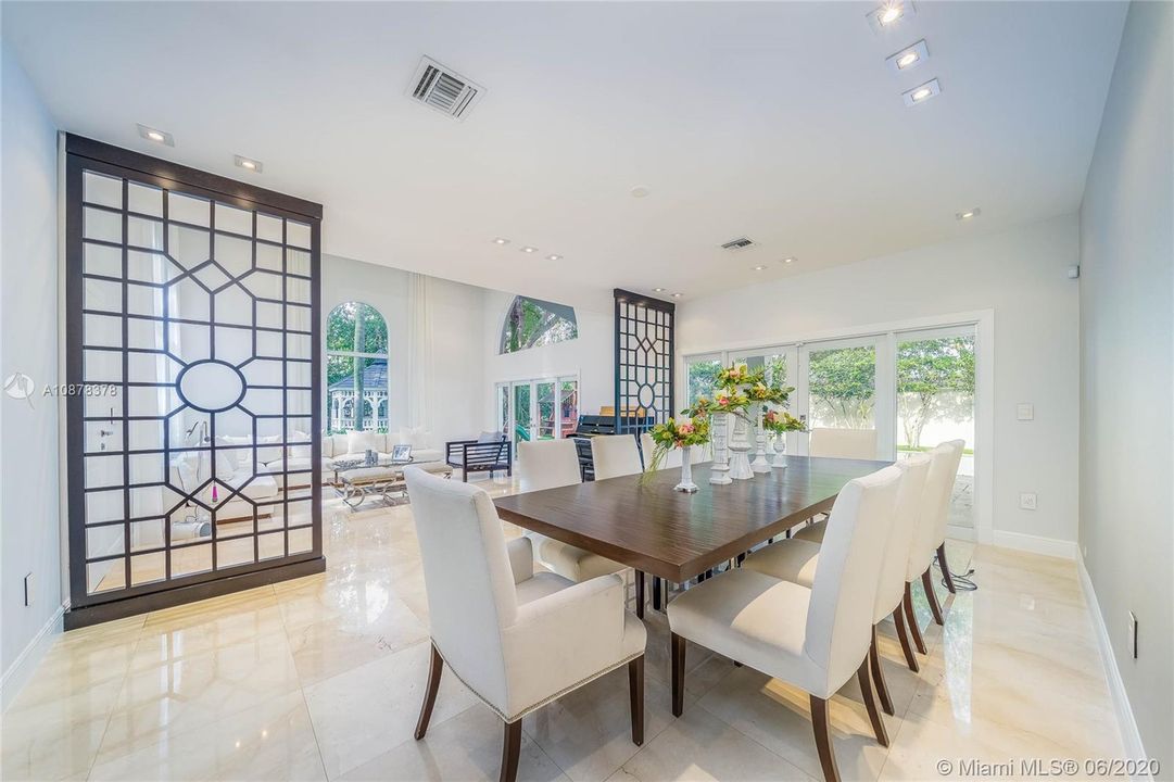 Vendido Recientemente: $1,250,000 (4 camas, 4 baños, 4060 Pies cuadrados)