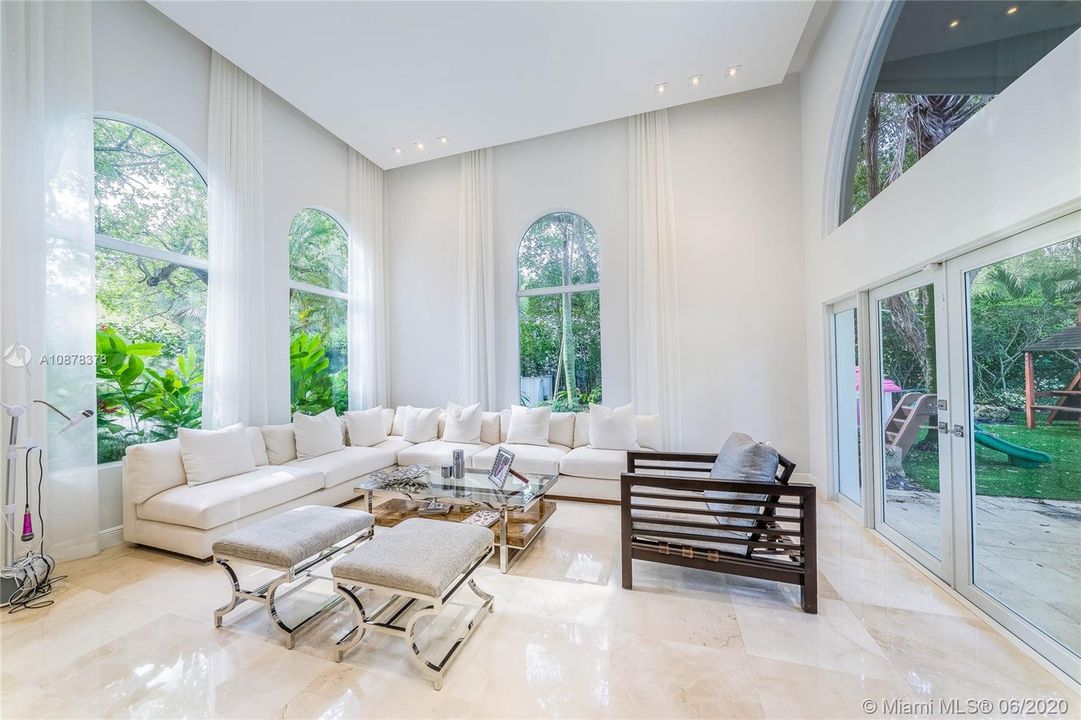 Vendido Recientemente: $1,250,000 (4 camas, 4 baños, 4060 Pies cuadrados)