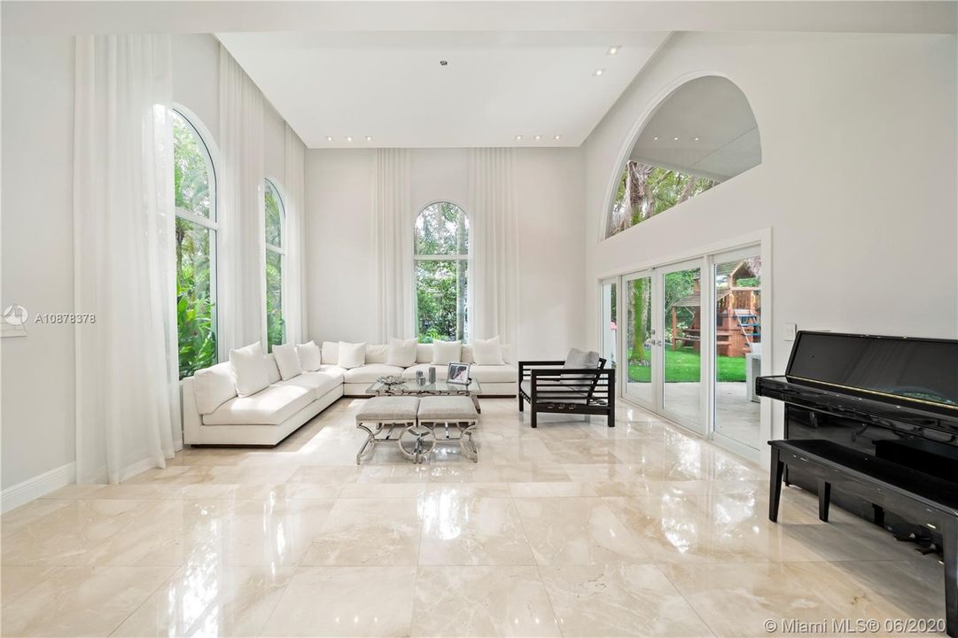 Vendido Recientemente: $1,250,000 (4 camas, 4 baños, 4060 Pies cuadrados)