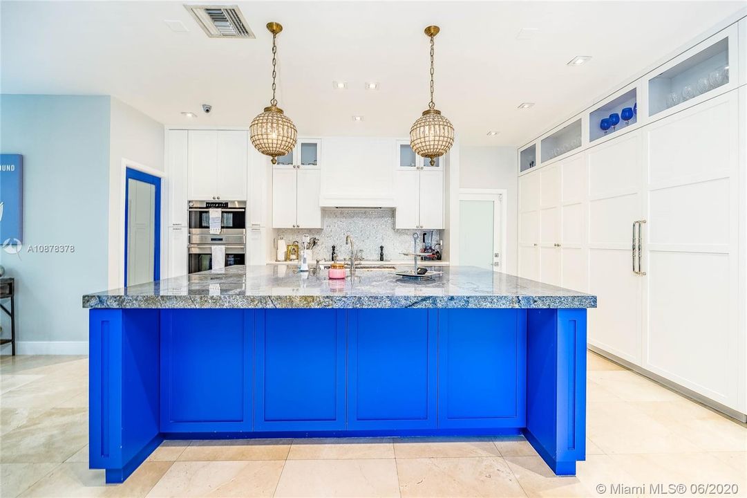 Vendido Recientemente: $1,250,000 (4 camas, 4 baños, 4060 Pies cuadrados)
