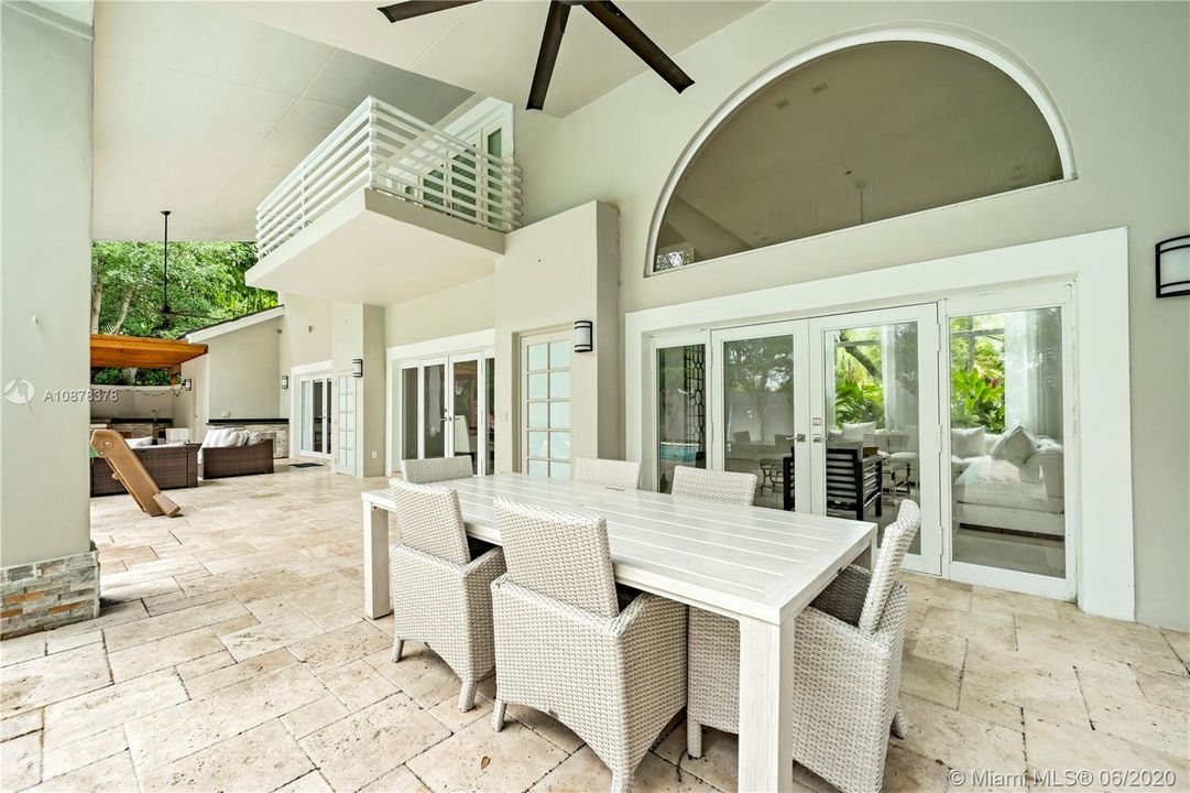 Vendido Recientemente: $1,250,000 (4 camas, 4 baños, 4060 Pies cuadrados)