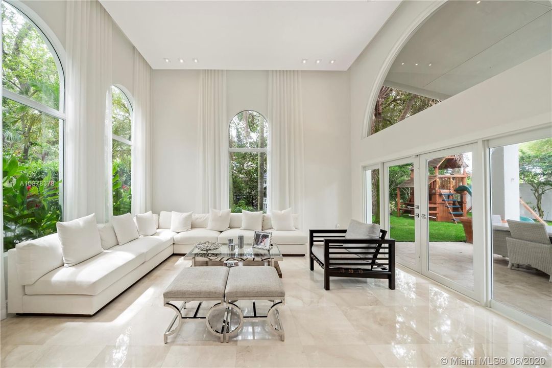 Vendido Recientemente: $1,250,000 (4 camas, 4 baños, 4060 Pies cuadrados)