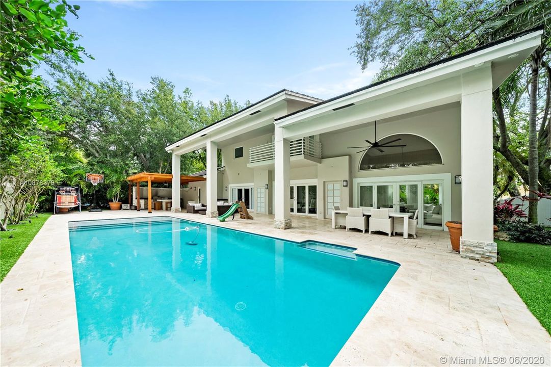 Vendido Recientemente: $1,250,000 (4 camas, 4 baños, 4060 Pies cuadrados)