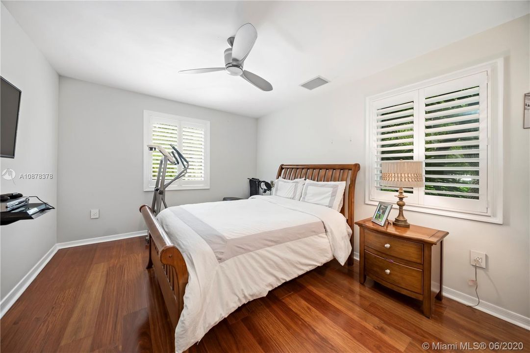 Vendido Recientemente: $1,250,000 (4 camas, 4 baños, 4060 Pies cuadrados)