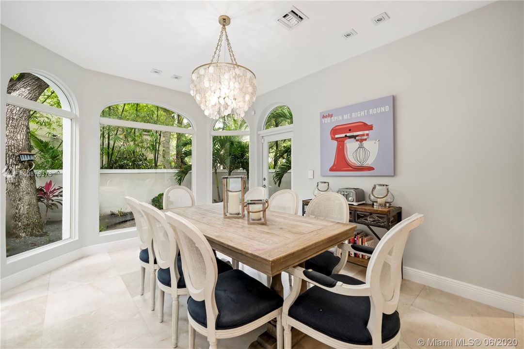 Vendido Recientemente: $1,250,000 (4 camas, 4 baños, 4060 Pies cuadrados)