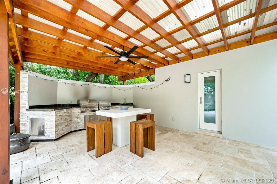 Vendido Recientemente: $1,250,000 (4 camas, 4 baños, 4060 Pies cuadrados)