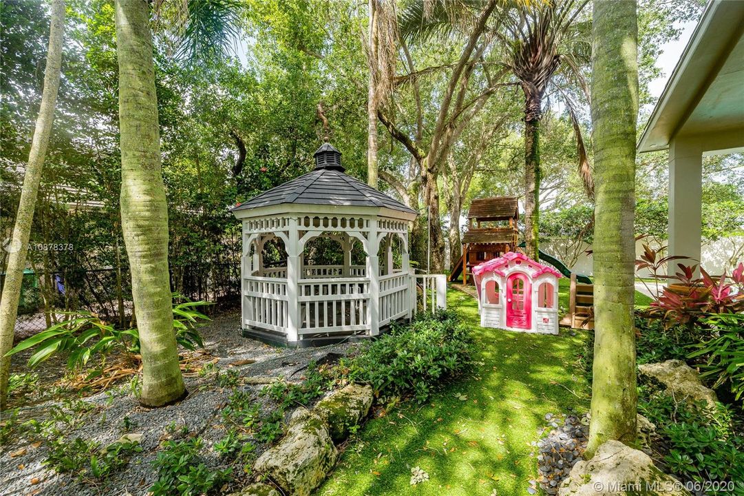 Vendido Recientemente: $1,250,000 (4 camas, 4 baños, 4060 Pies cuadrados)