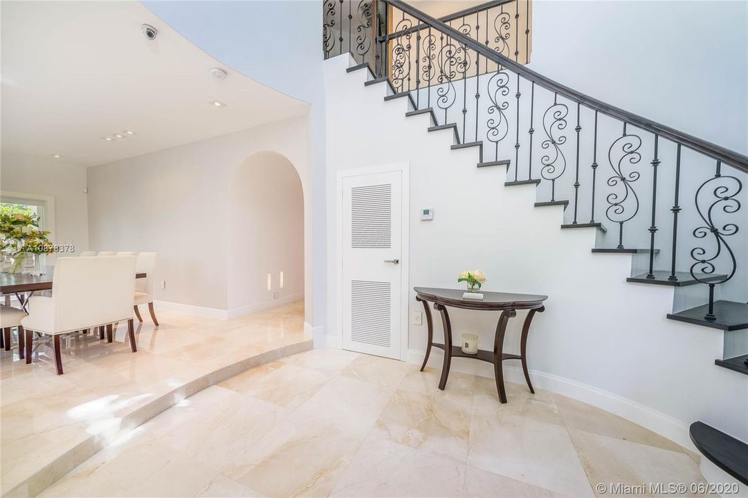 Vendido Recientemente: $1,250,000 (4 camas, 4 baños, 4060 Pies cuadrados)