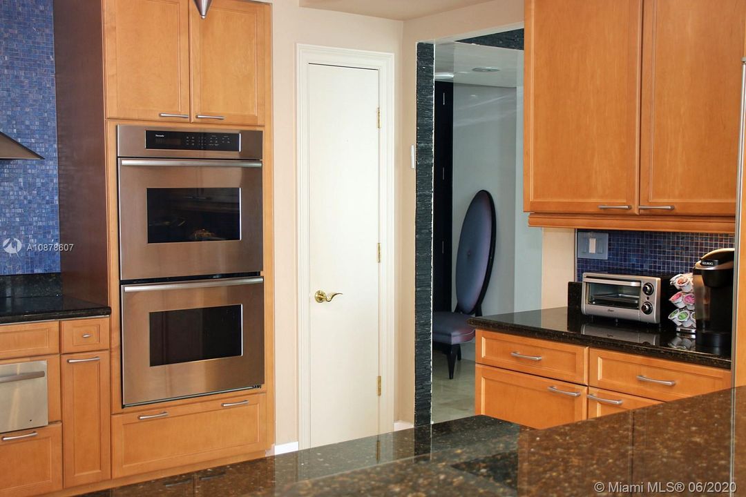 Recently Rented: $6,000 (2 beds, 2 baths, 2980 Square Feet)