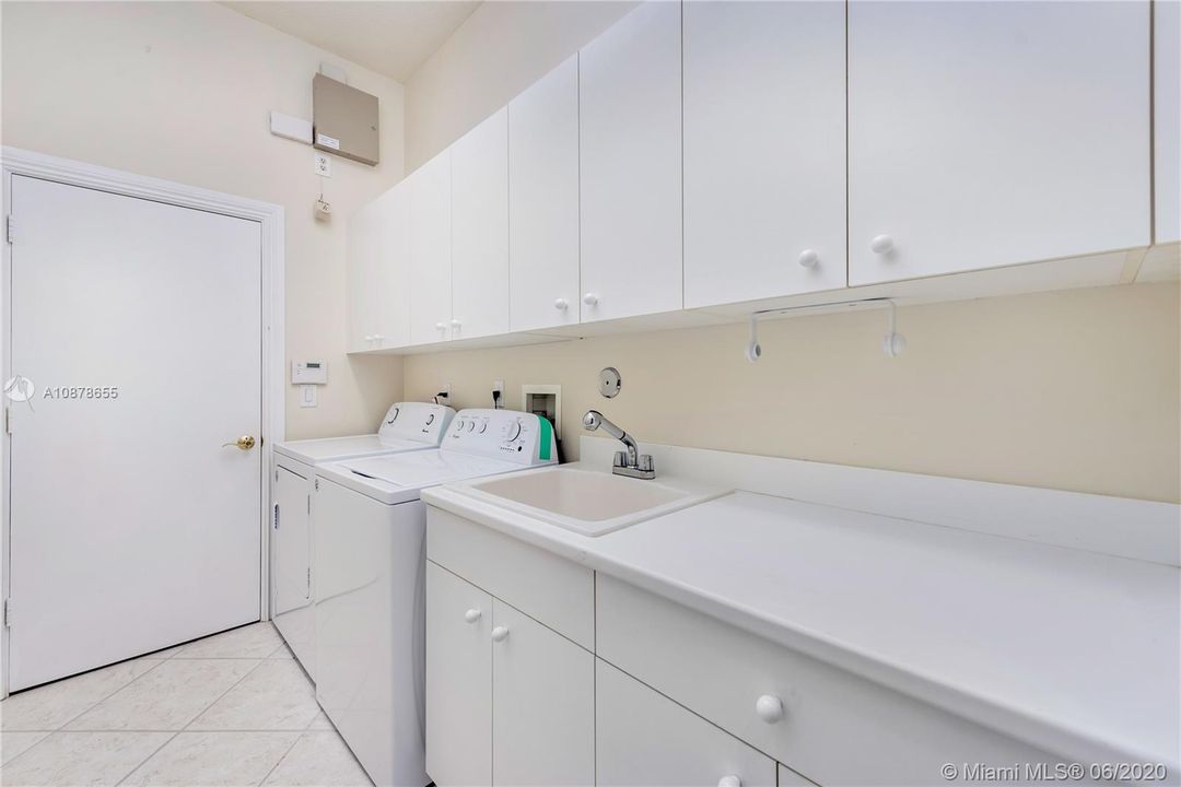 Recently Sold: $299,900 (4 beds, 3 baths, 2297 Square Feet)