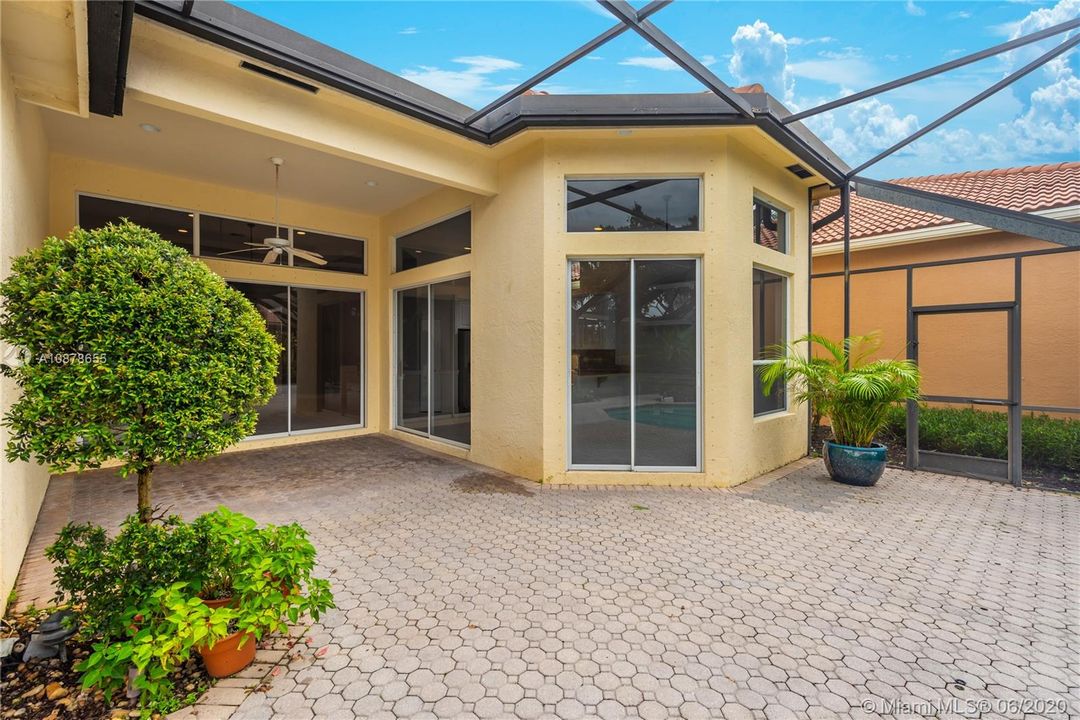 Recently Sold: $299,900 (4 beds, 3 baths, 2297 Square Feet)