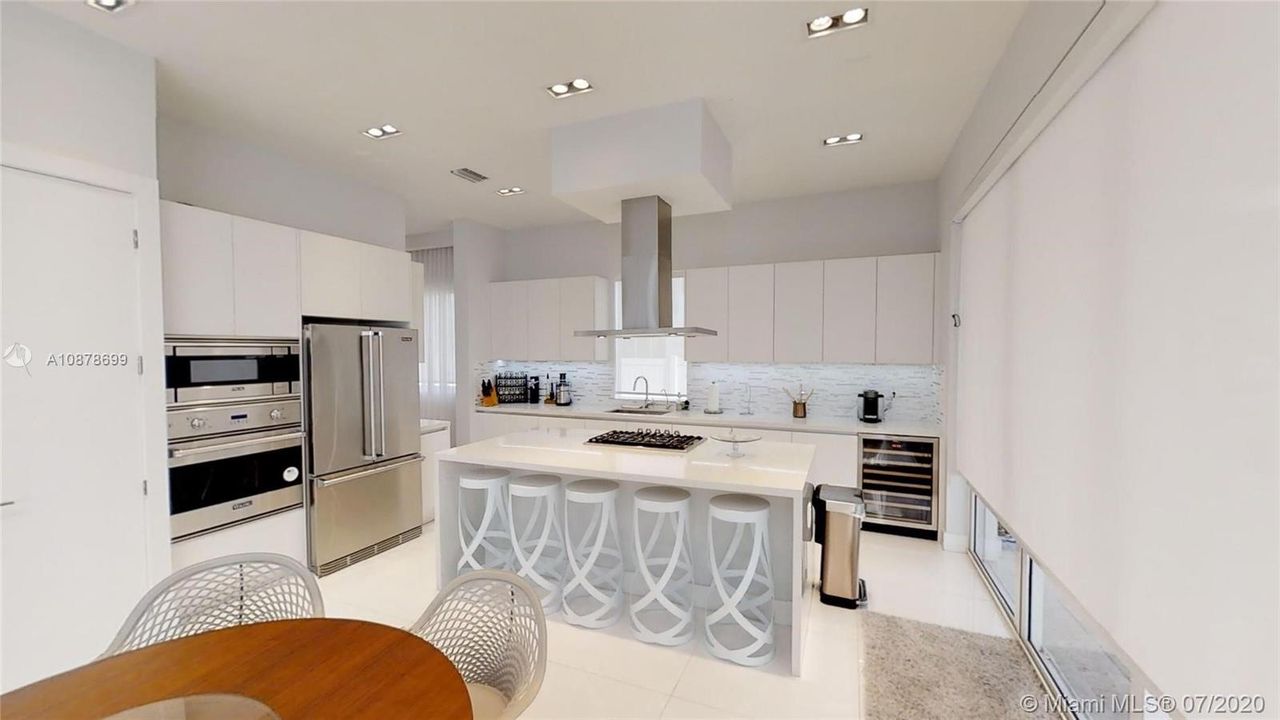 Недавно арендовано: $6,990 (5 спален, 5 ванн, 4628 Квадратных фут)