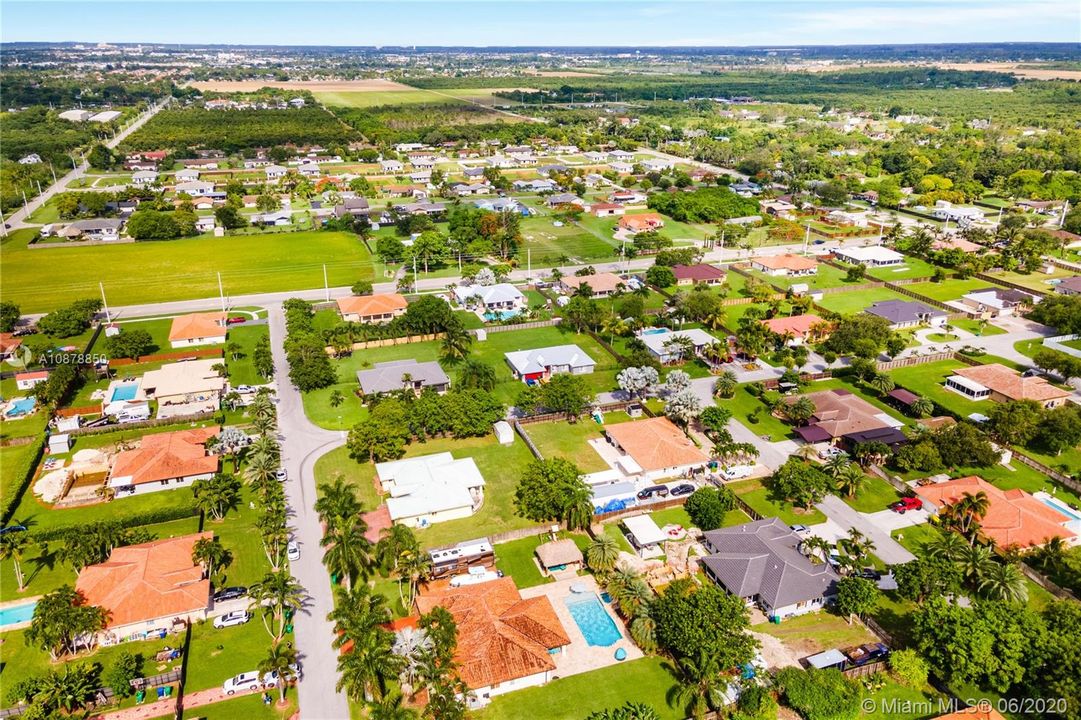 Vendido Recientemente: $524,000 (4 camas, 2 baños, 2341 Pies cuadrados)