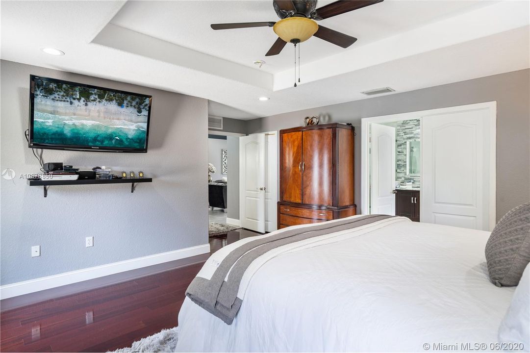 Vendido Recientemente: $524,000 (4 camas, 2 baños, 2341 Pies cuadrados)