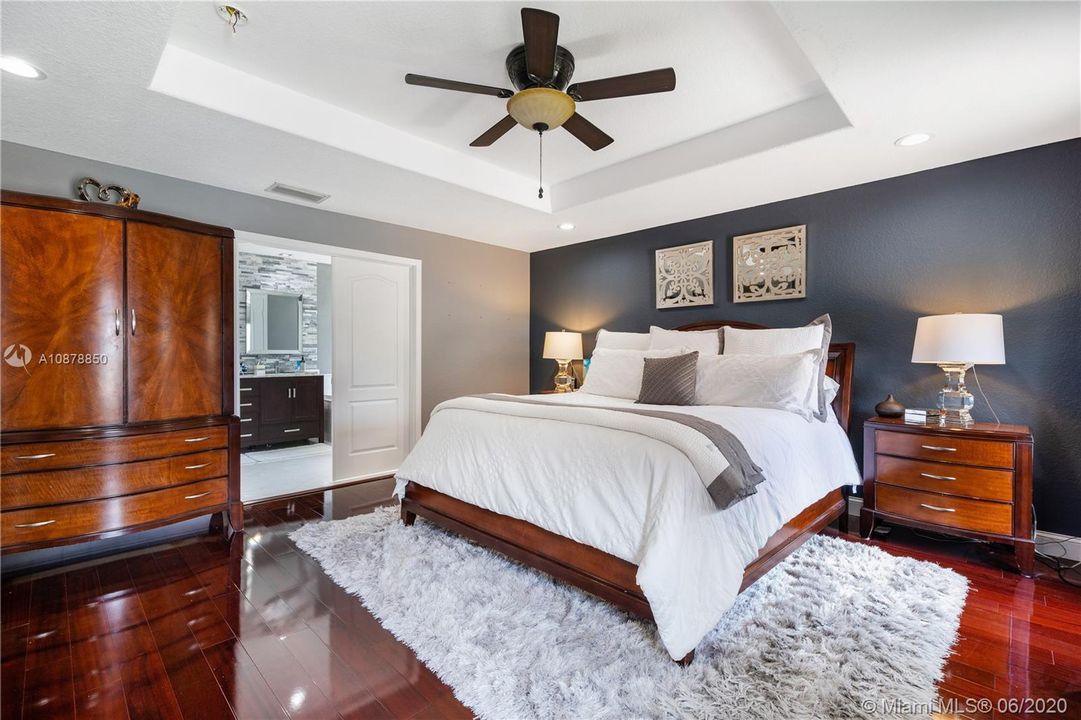 Vendido Recientemente: $524,000 (4 camas, 2 baños, 2341 Pies cuadrados)