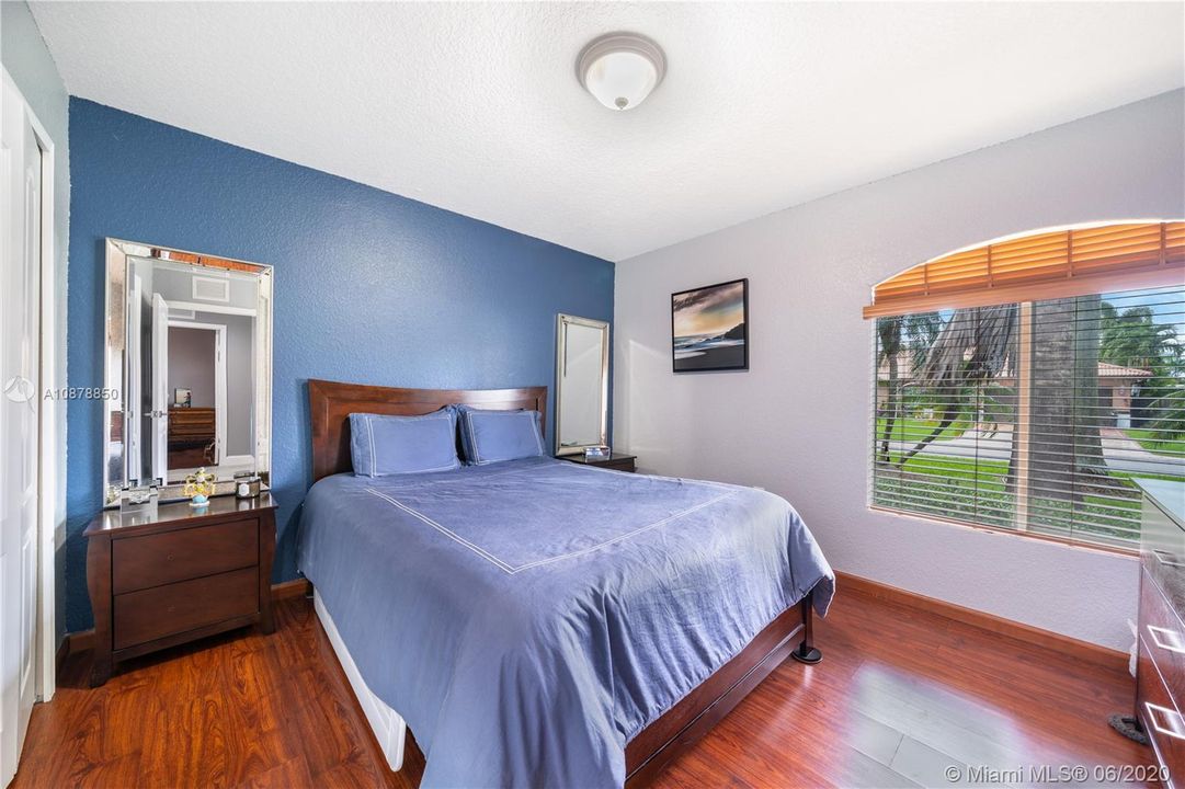 Vendido Recientemente: $524,000 (4 camas, 2 baños, 2341 Pies cuadrados)