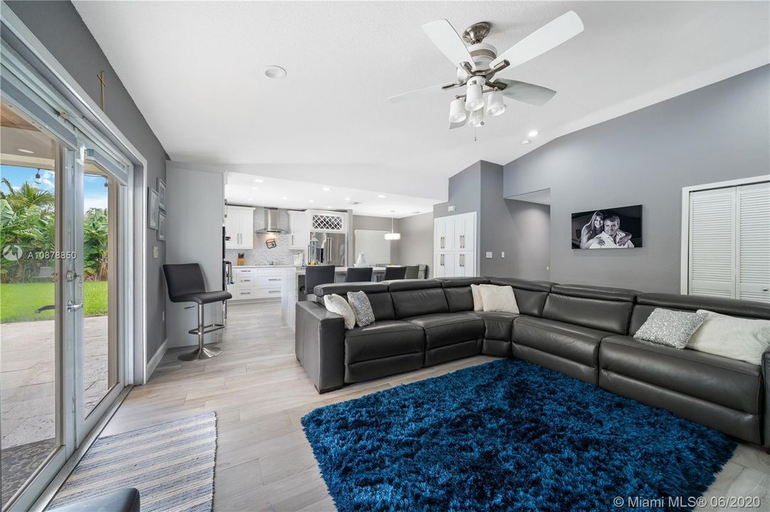 Vendido Recientemente: $524,000 (4 camas, 2 baños, 2341 Pies cuadrados)
