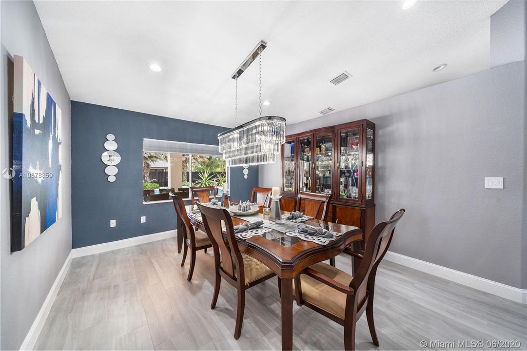 Vendido Recientemente: $524,000 (4 camas, 2 baños, 2341 Pies cuadrados)