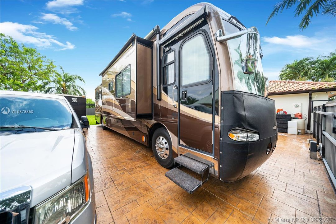 Vendido Recientemente: $524,000 (4 camas, 2 baños, 2341 Pies cuadrados)