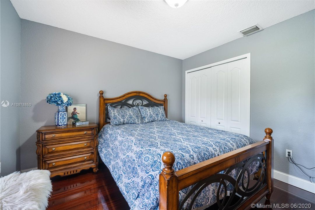 Vendido Recientemente: $524,000 (4 camas, 2 baños, 2341 Pies cuadrados)