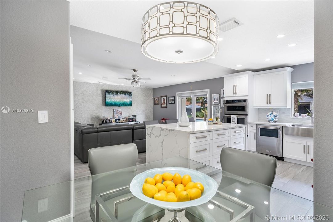 Vendido Recientemente: $524,000 (4 camas, 2 baños, 2341 Pies cuadrados)