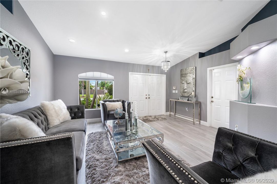 Vendido Recientemente: $524,000 (4 camas, 2 baños, 2341 Pies cuadrados)