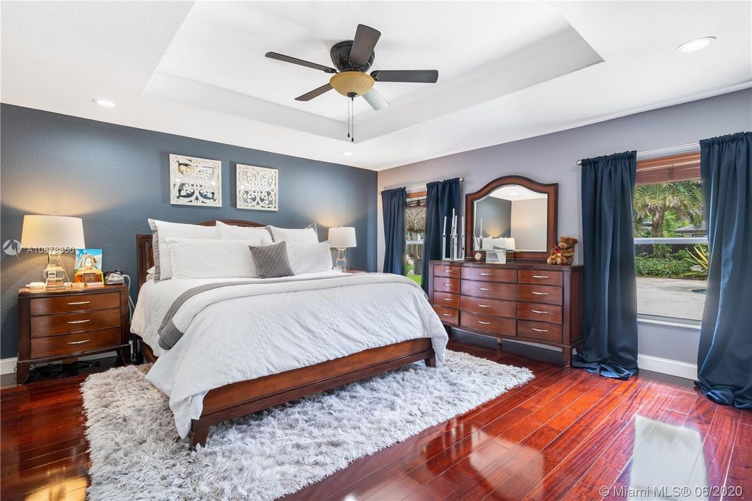 Vendido Recientemente: $524,000 (4 camas, 2 baños, 2341 Pies cuadrados)