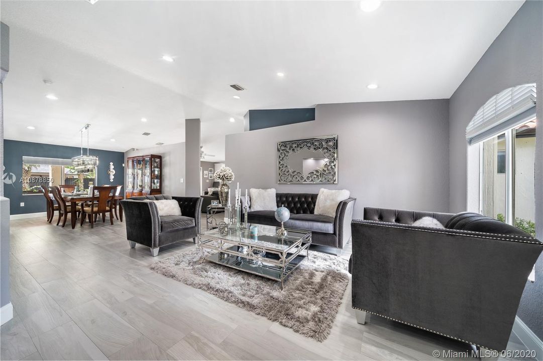 Vendido Recientemente: $524,000 (4 camas, 2 baños, 2341 Pies cuadrados)