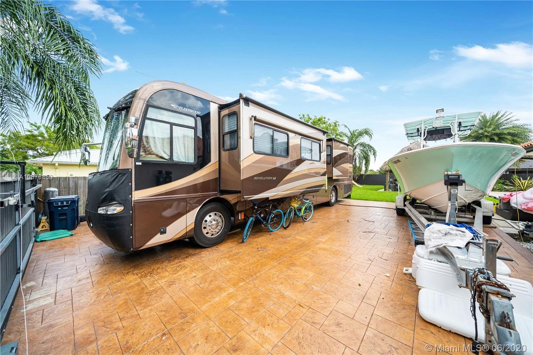 Vendido Recientemente: $524,000 (4 camas, 2 baños, 2341 Pies cuadrados)