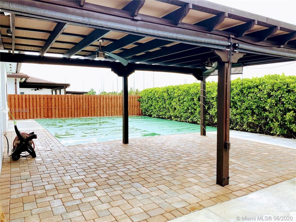 Pergola w. ceiling fans
