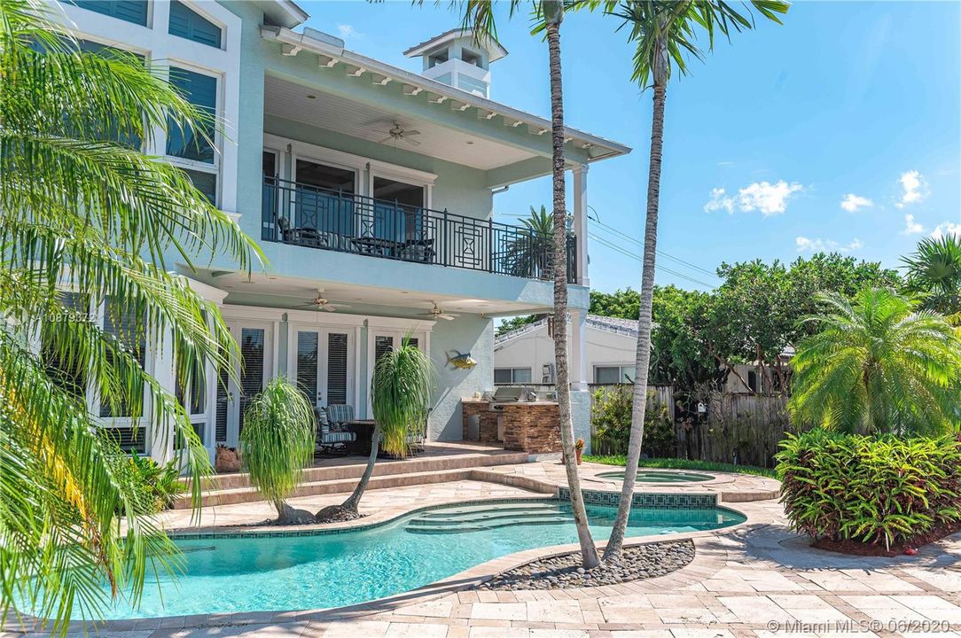 Недавно продано: $2,500,000 (4 спален, 4 ванн, 4286 Квадратных фут)