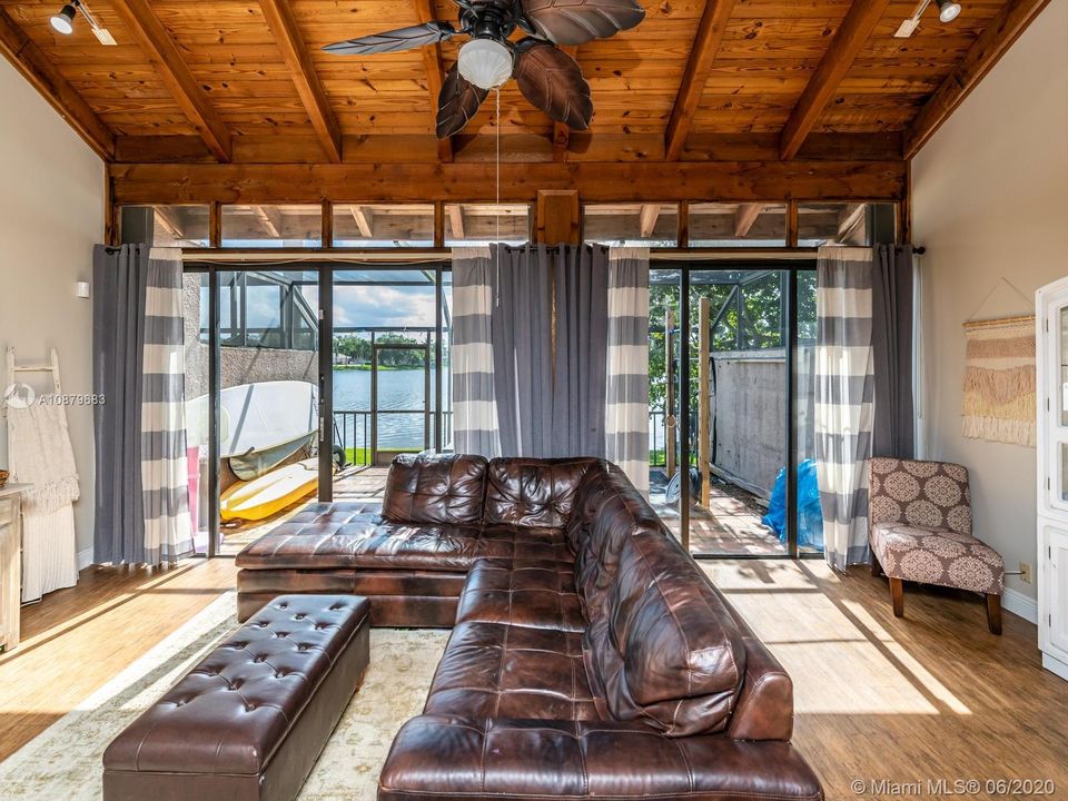 Vendido Recientemente: $334,900 (3 camas, 3 baños, 1686 Pies cuadrados)