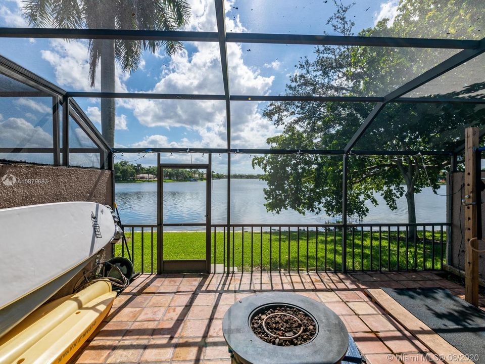 Vendido Recientemente: $334,900 (3 camas, 3 baños, 1686 Pies cuadrados)