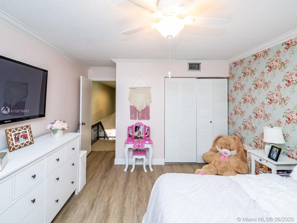 Vendido Recientemente: $334,900 (3 camas, 3 baños, 1686 Pies cuadrados)