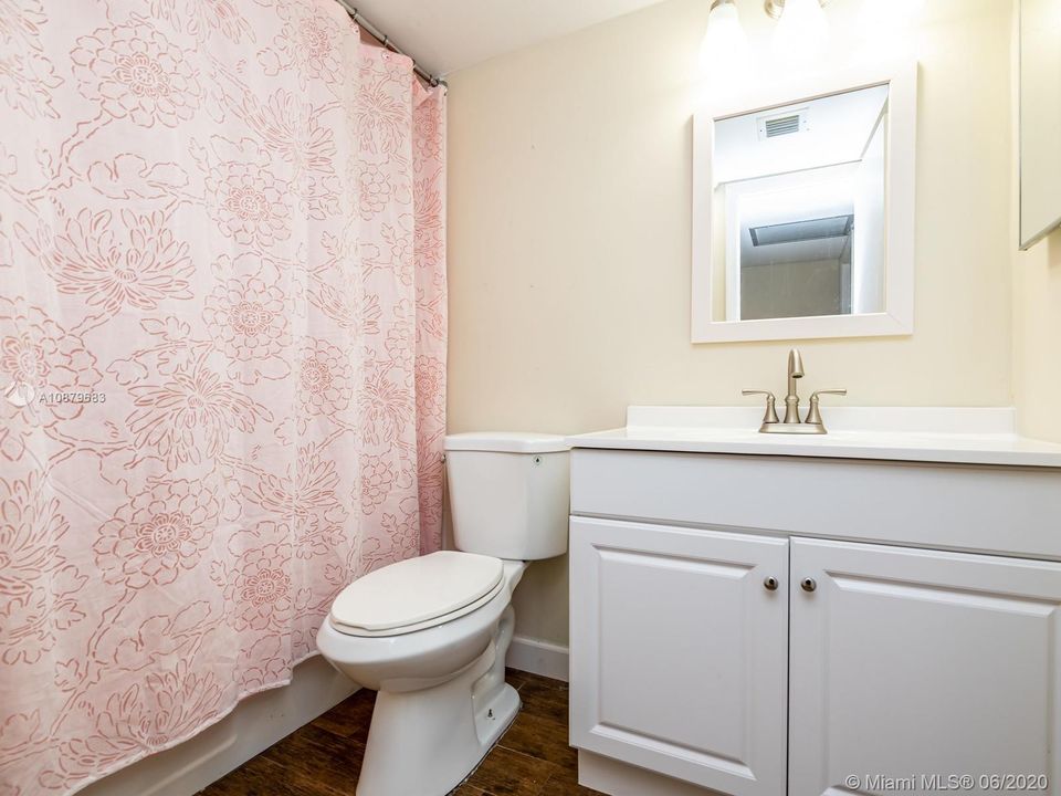 Vendido Recientemente: $334,900 (3 camas, 3 baños, 1686 Pies cuadrados)