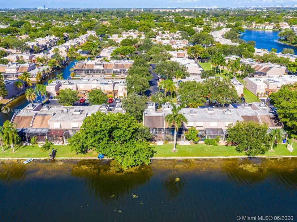 Vendido Recientemente: $334,900 (3 camas, 3 baños, 1686 Pies cuadrados)