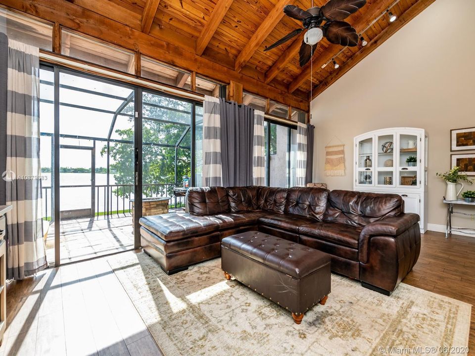 Vendido Recientemente: $334,900 (3 camas, 3 baños, 1686 Pies cuadrados)