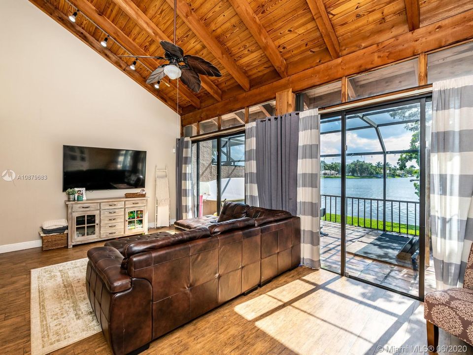 Vendido Recientemente: $334,900 (3 camas, 3 baños, 1686 Pies cuadrados)