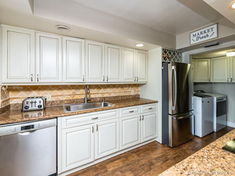 Vendido Recientemente: $334,900 (3 camas, 3 baños, 1686 Pies cuadrados)