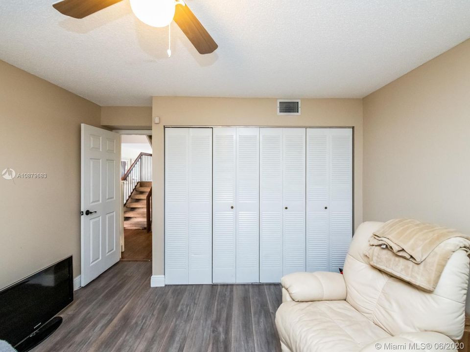 Vendido Recientemente: $334,900 (3 camas, 3 baños, 1686 Pies cuadrados)