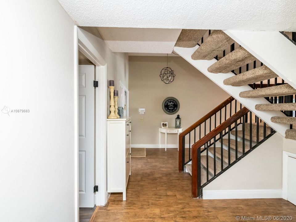 Vendido Recientemente: $334,900 (3 camas, 3 baños, 1686 Pies cuadrados)