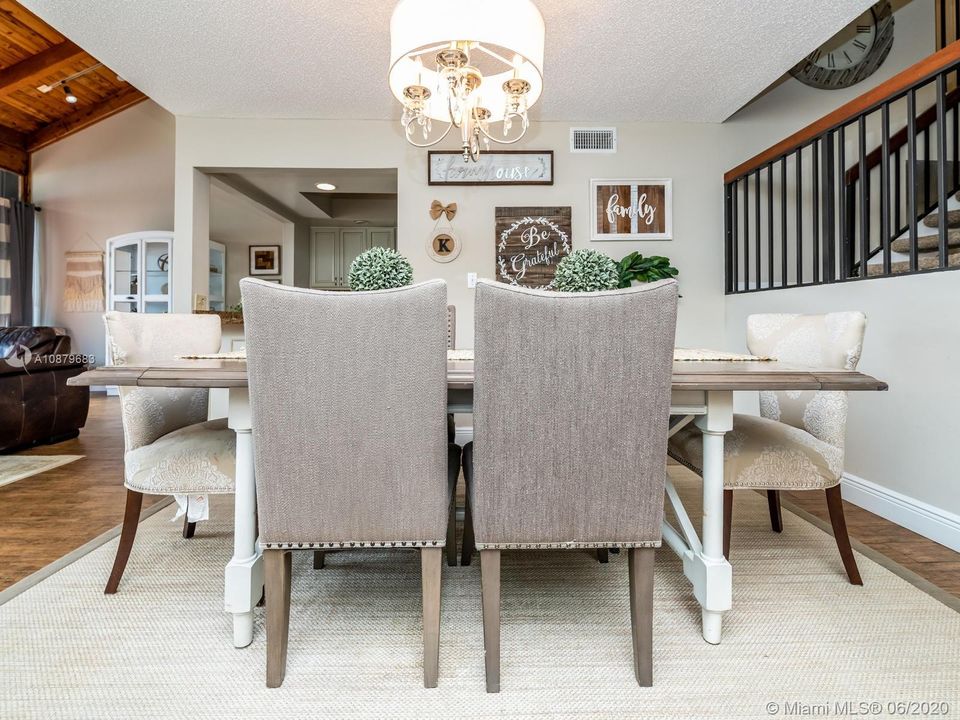 Vendido Recientemente: $334,900 (3 camas, 3 baños, 1686 Pies cuadrados)