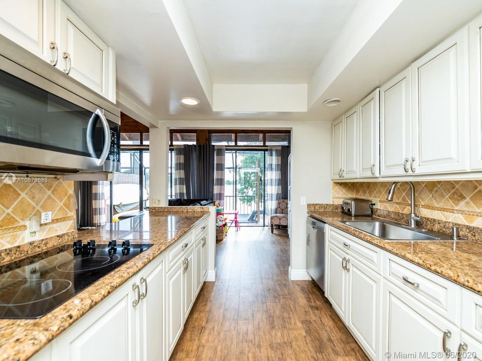 Vendido Recientemente: $334,900 (3 camas, 3 baños, 1686 Pies cuadrados)