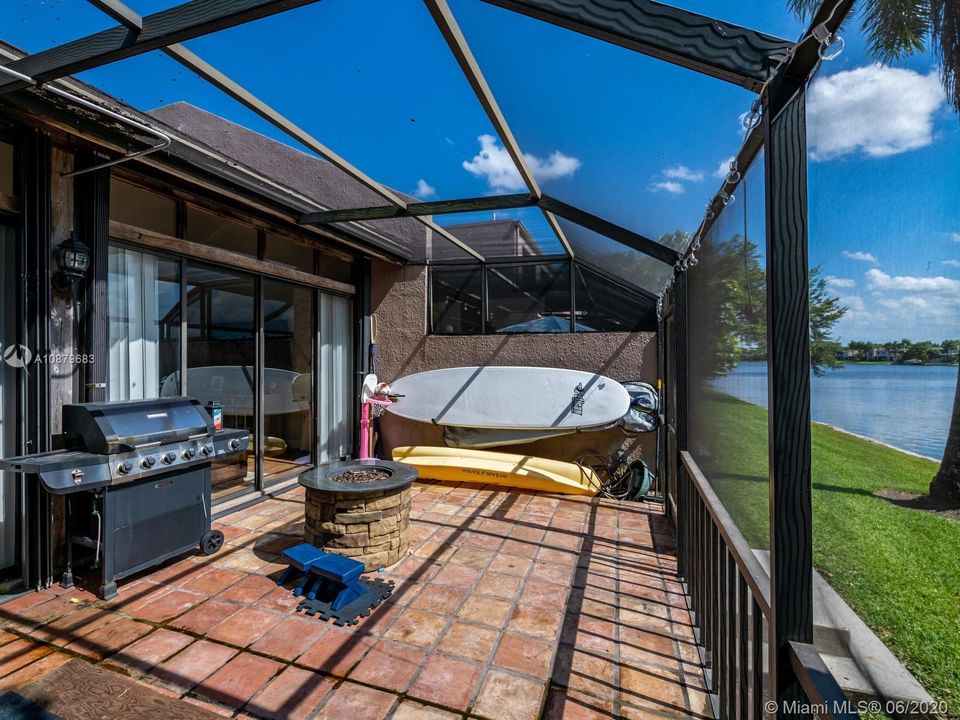 Vendido Recientemente: $334,900 (3 camas, 3 baños, 1686 Pies cuadrados)