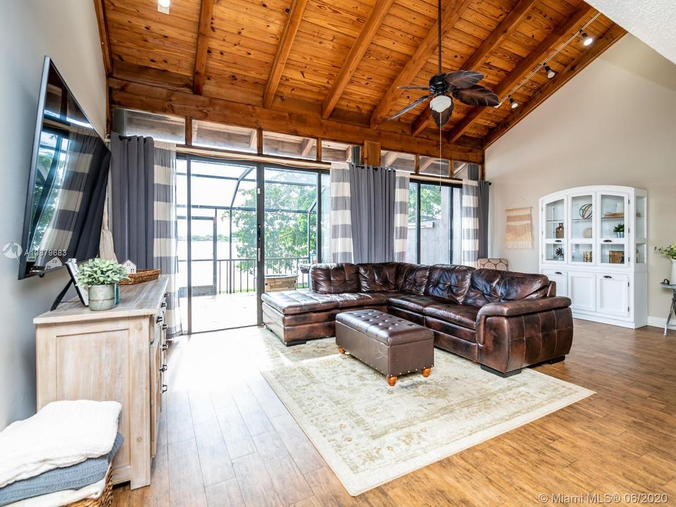 Vendido Recientemente: $334,900 (3 camas, 3 baños, 1686 Pies cuadrados)