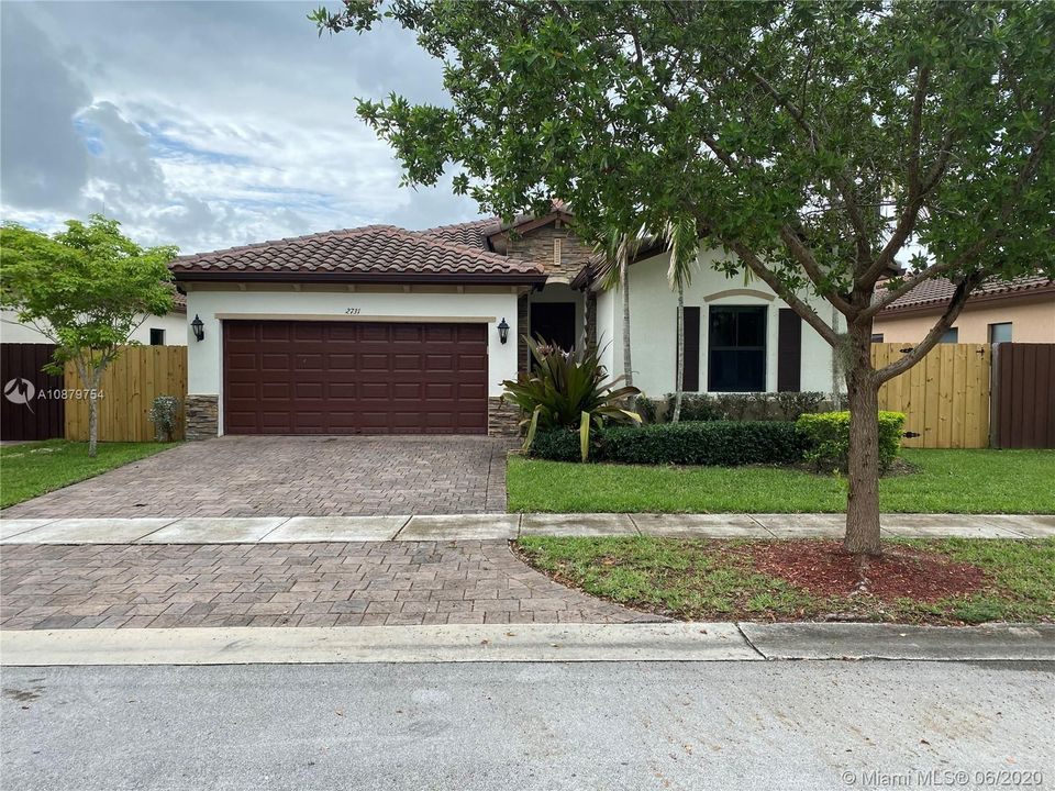 Recently Sold: $310,000 (3 beds, 3 baths, 1904 Square Feet)