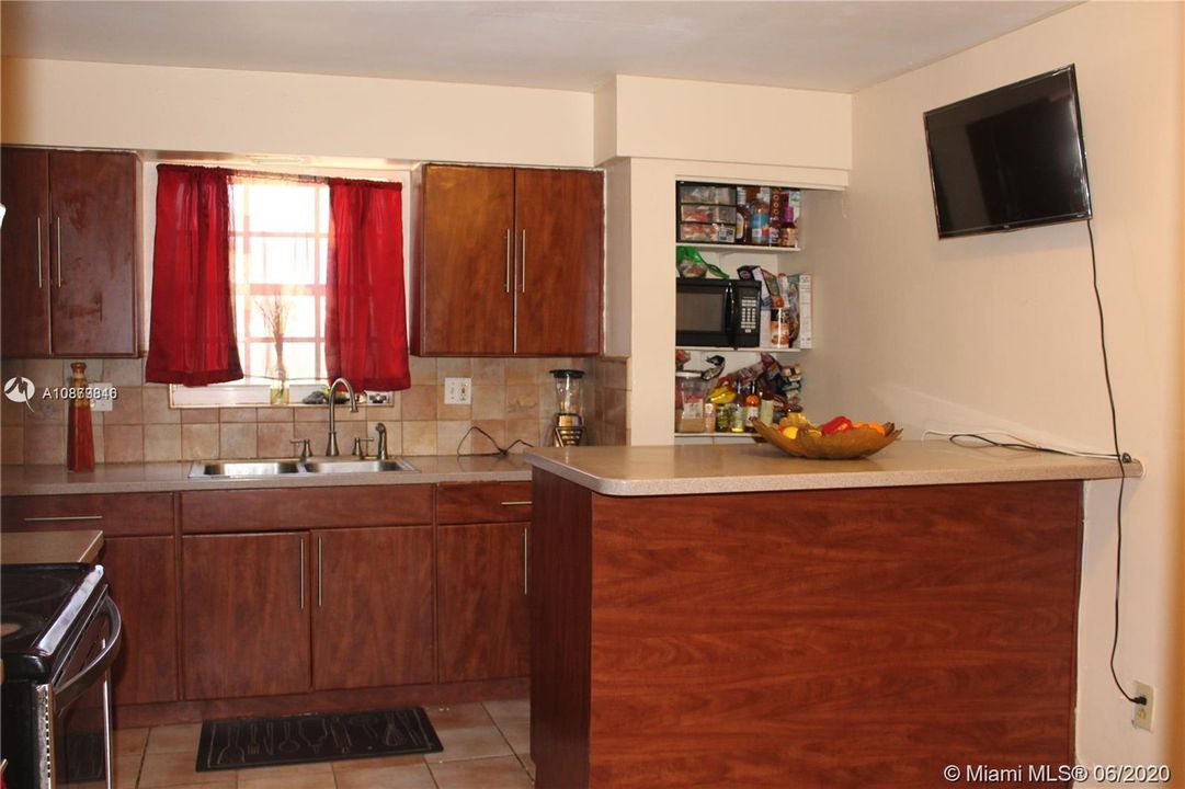 Vendido Recientemente: $329,900 (5 camas, 3 baños, 2379 Pies cuadrados)