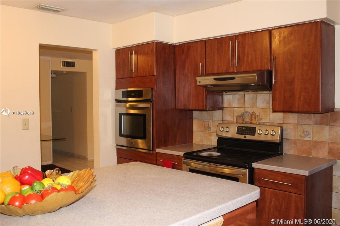Vendido Recientemente: $329,900 (5 camas, 3 baños, 2379 Pies cuadrados)