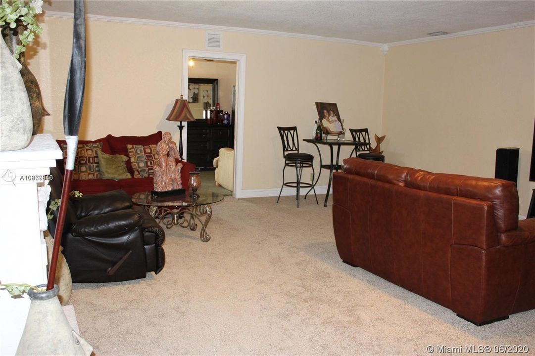 Vendido Recientemente: $329,900 (5 camas, 3 baños, 2379 Pies cuadrados)